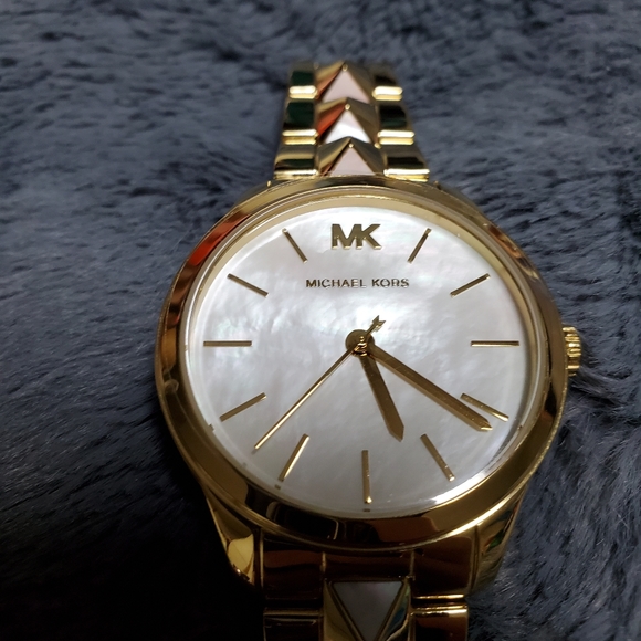 Michael Kors Ladies Watch Gold and Pearl - Picture 5 of 16